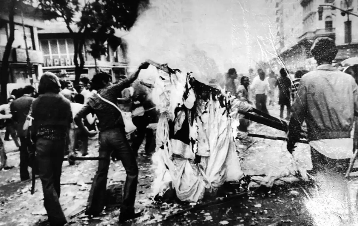 Recuerdos fotográficos: de protestas sofocadas a palos y de actos masivos, en 14 fotos