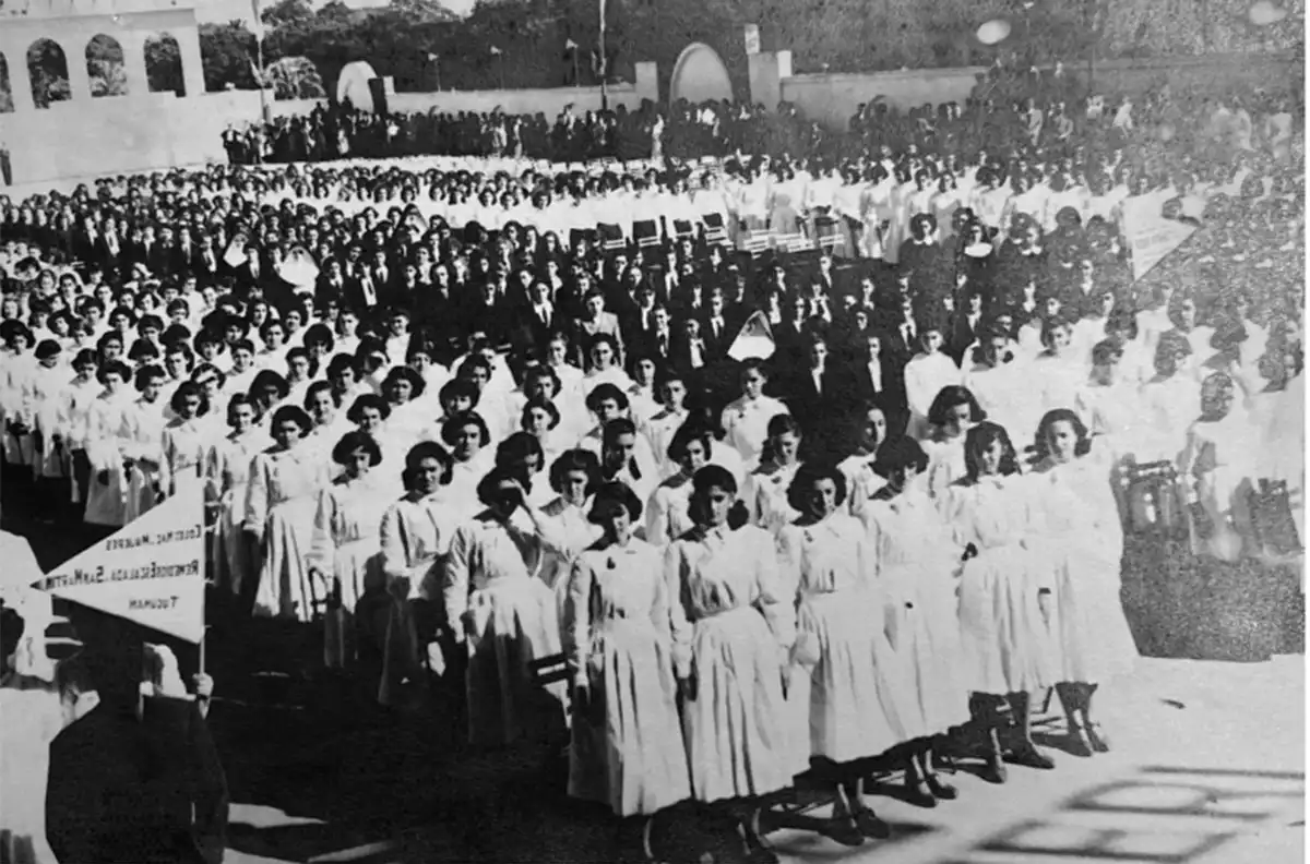 Recuerdos fotográficos: de protestas sofocadas a palos y de actos masivos, en 14 fotos