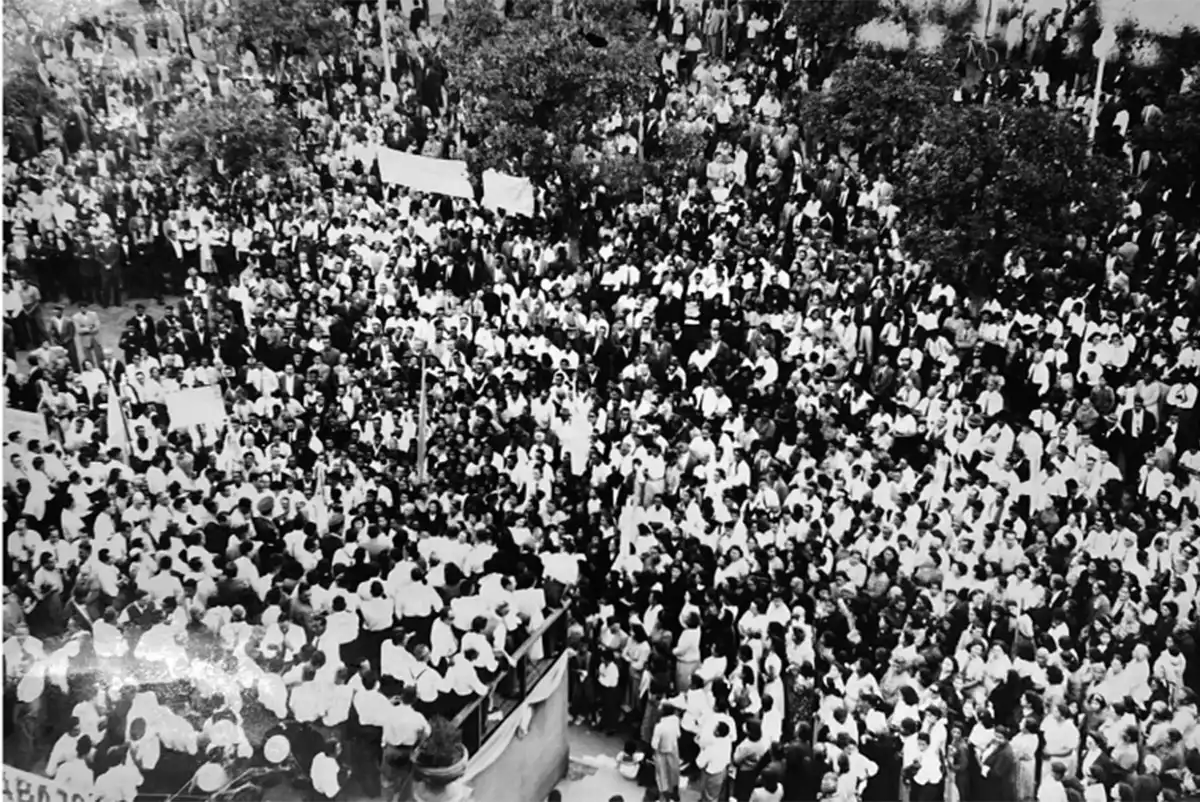 Recuerdos fotográficos: de protestas sofocadas a palos y de actos masivos, en 14 fotos