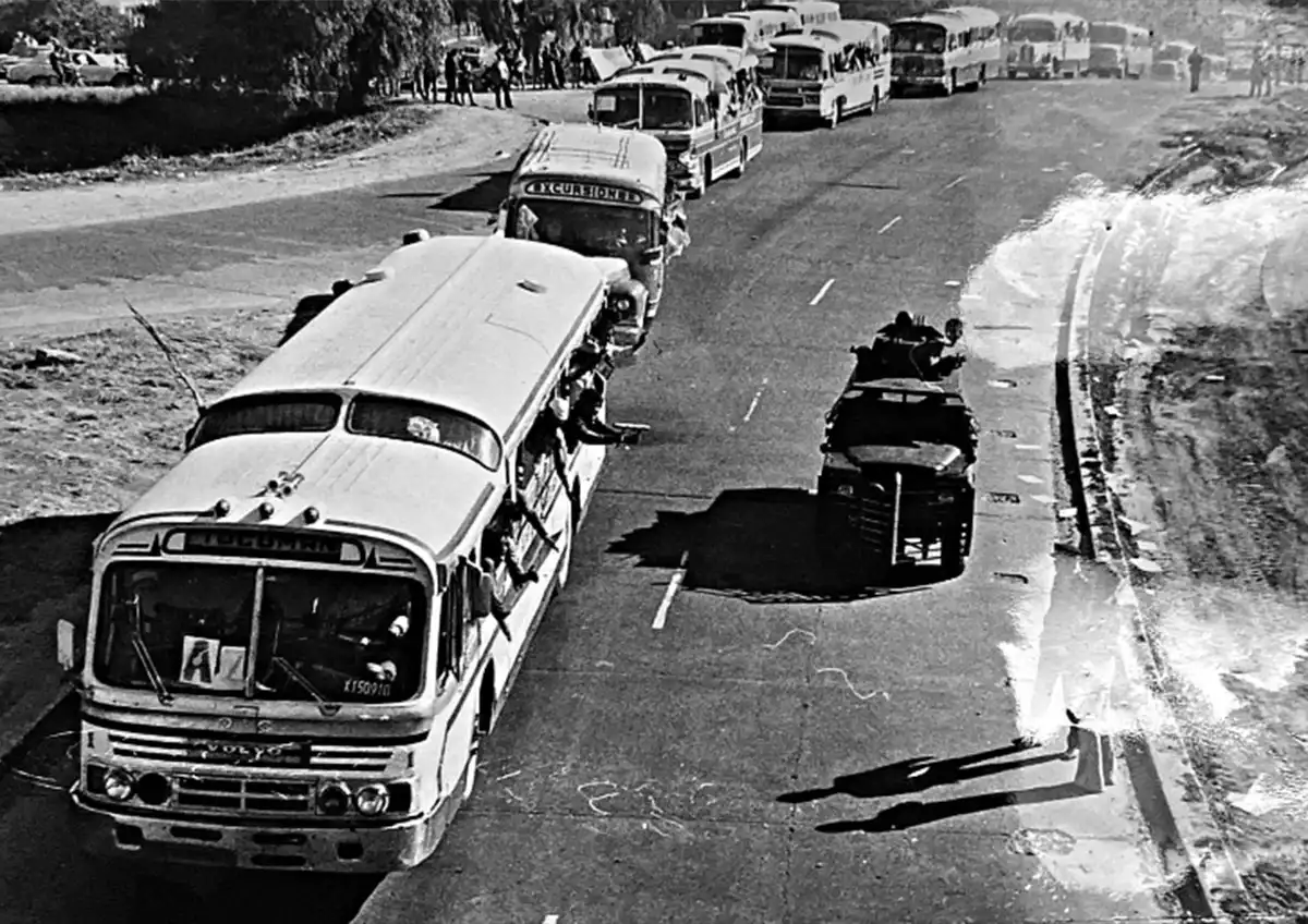Recuerdos fotográficos: de protestas sofocadas a palos y de actos masivos, en 14 fotos