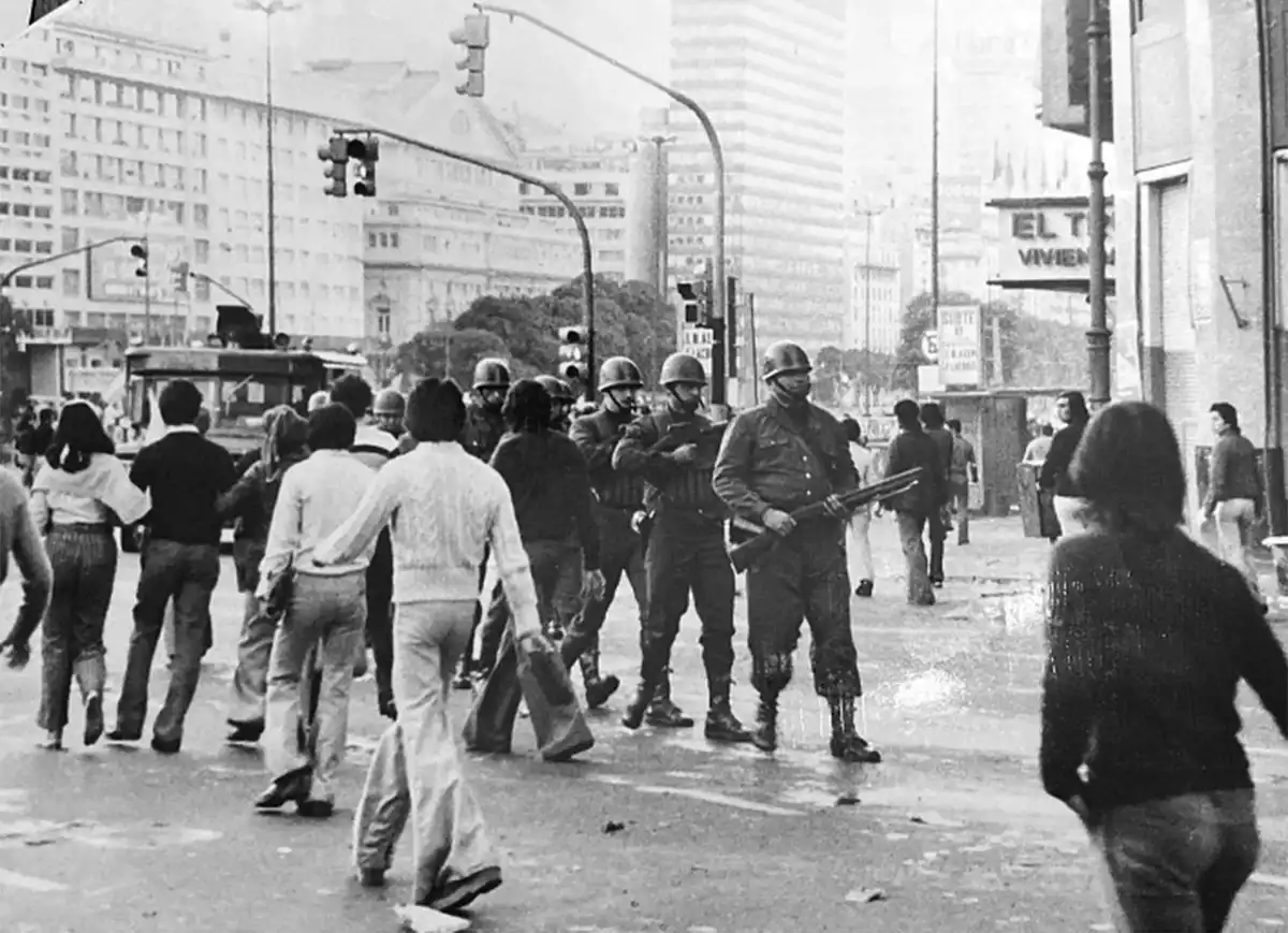 Recuerdos fotográficos: de protestas sofocadas a palos y de actos masivos, en 14 fotos