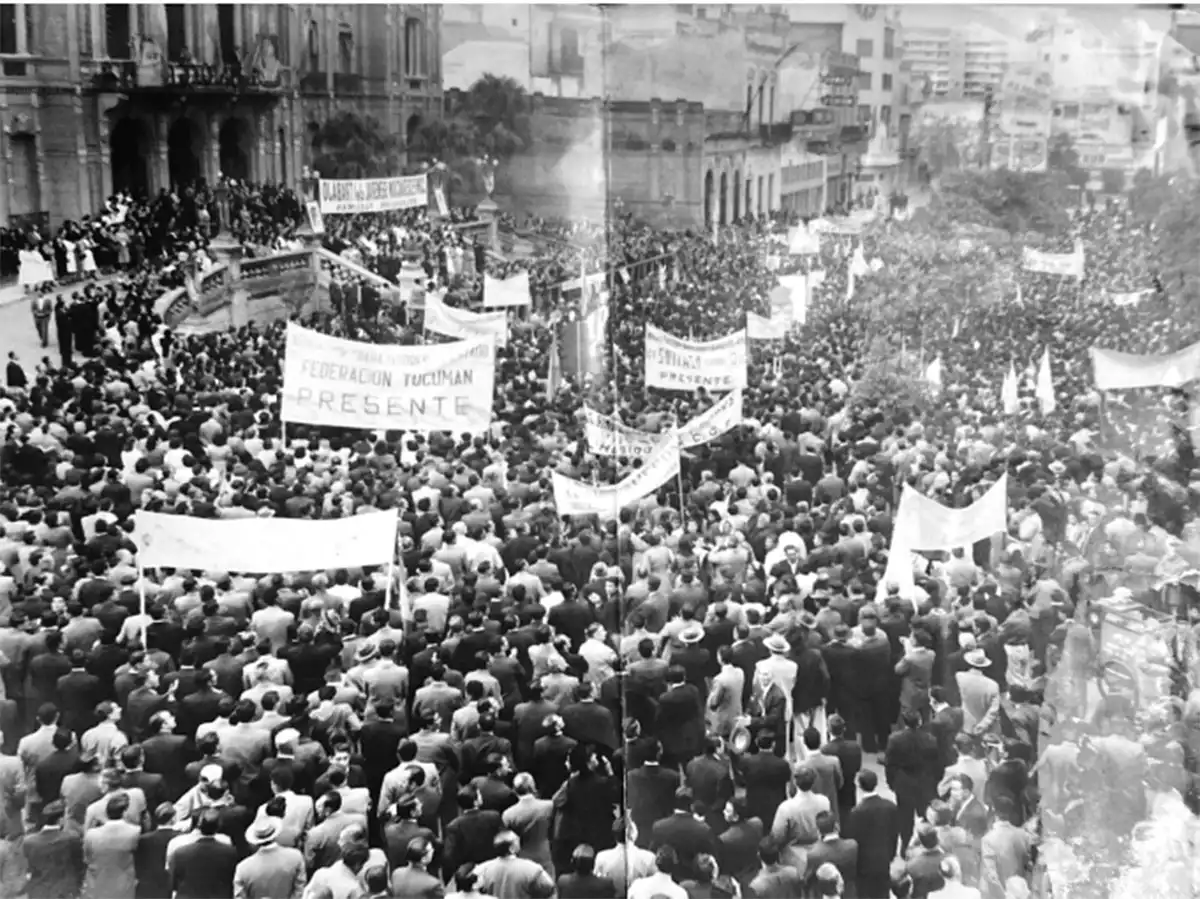 Recuerdos fotográficos: de protestas sofocadas a palos y de actos masivos, en 14 fotos