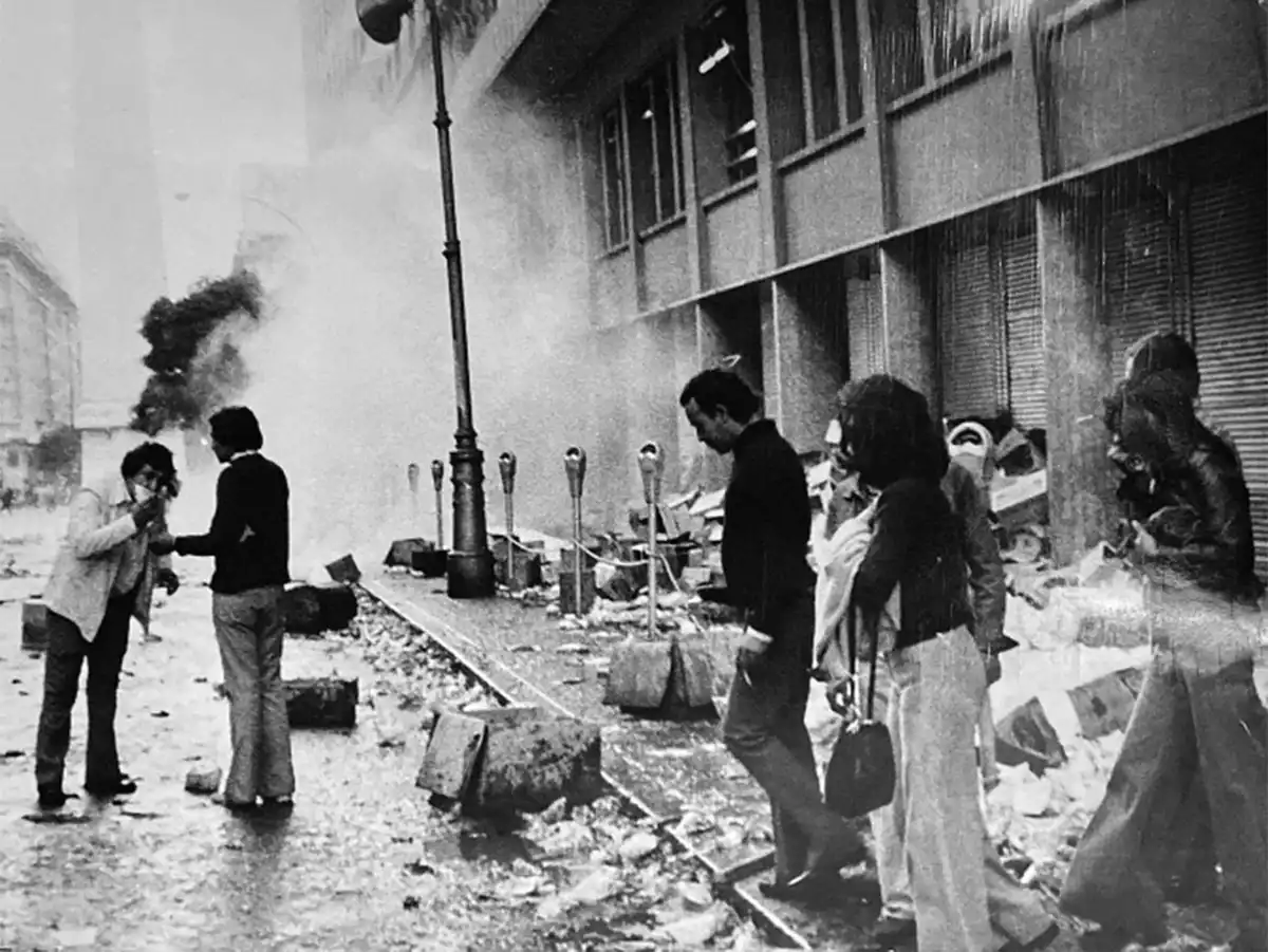 Recuerdos fotográficos: de protestas sofocadas a palos y de actos masivos, en 14 fotos