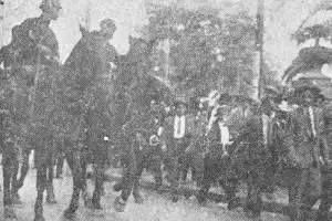 Recuerdos fotográficos: de protestas sofocadas a palos y de actos masivos, en 14 fotos