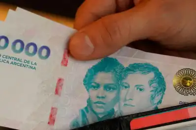 Por qué el sueldo ya no alcanza y las familias viven a crédito