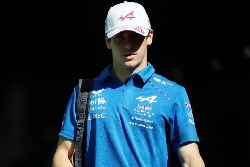 Colapinto llegó al paddock para su primera práctica en Miami