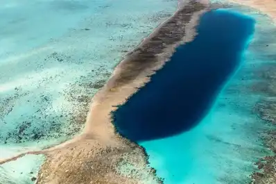 El fenómeno marino que transforma el color del Atlántico y afecta playas enteras
