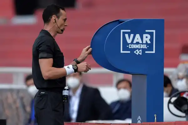 El VAR gana terreno rumbo al Mundial 2026 y abre el debate: ¿árbitro protagonista o mayor intervencionismo?