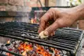 Frotar un diente de ajo por la parrilla antes de hacer el asado: para qué sirve