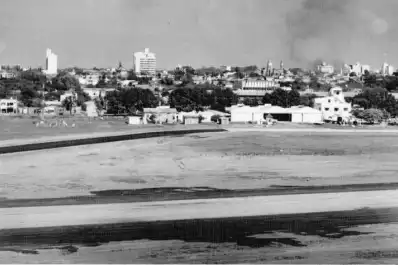 Recuerdos fotográficos: 1960. El viejo aeropuerto en la ciudad con pocos edificios