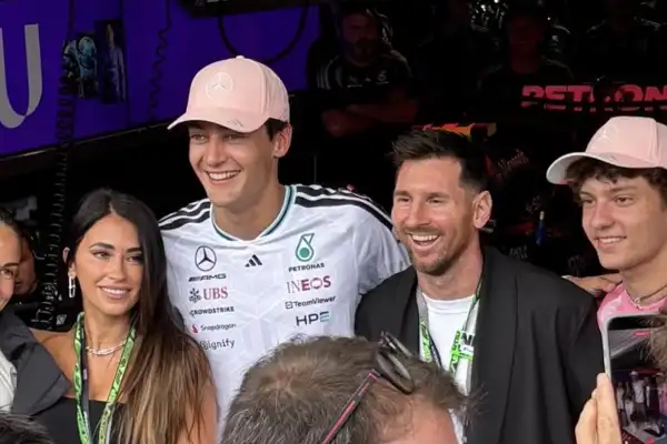 Messi posó con los pilotos de Mercedes y se subió a un monoplaza