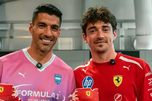 Luis Suárez posó con Leclerc en el GP de Miami y se sumó a las figuras del paddock