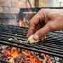 Frotar un diente de ajo por la parrilla antes de hacer el asado: para qué sirve