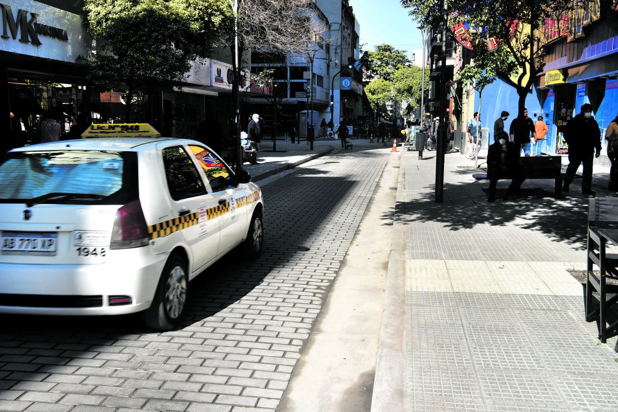 La idea de uniformar veredas atrae a todos, pero el municipio de la Capital no cuenta con los fondos
