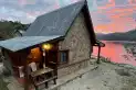 Bosques milenarios, volcanes y playas: cómo es visitar este surreal pueblo de montaña argentino