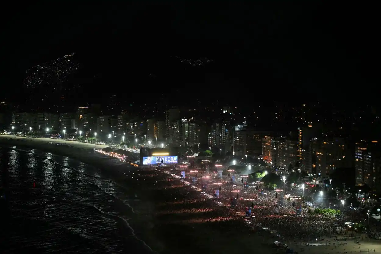 PAISAJE PERFECTO. El recital fue a la vera de la playa Copacabana.