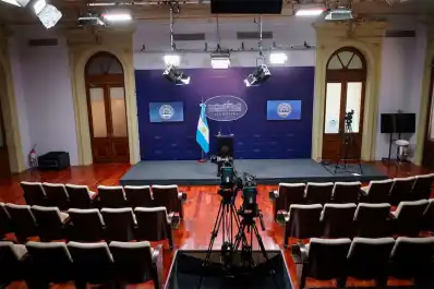 Adorni vuelve a las conferencias mientras avanza su causa