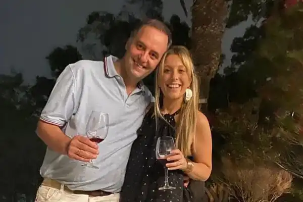 Manuel Adorni y su esposa, Bettina Angeletti, en una foto de 2021. 