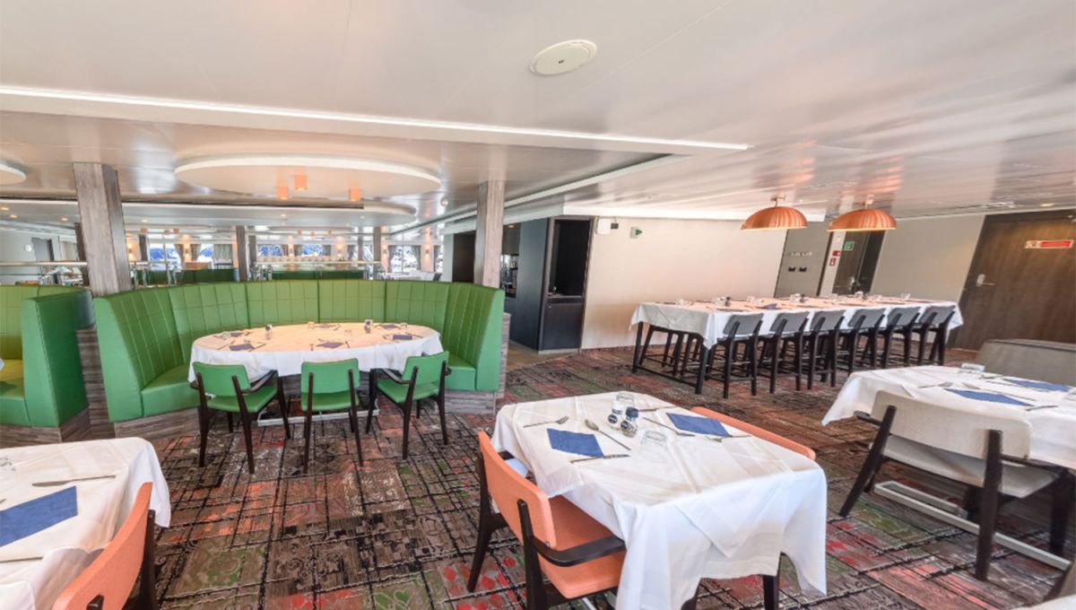 COMEDOR. Con una vista envidiable, el crucero cuenta con tres espacios comunes para los pasajeros.