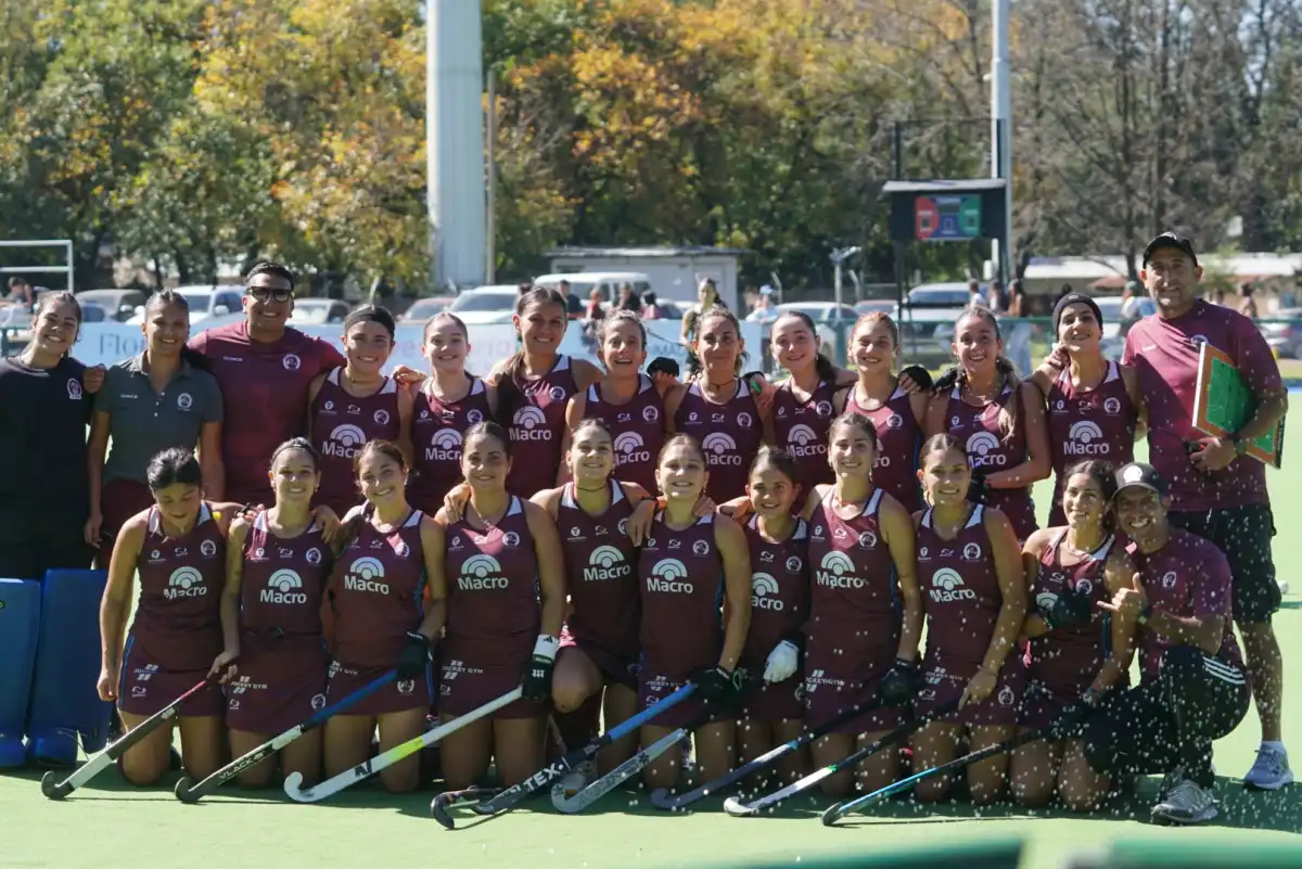 CAMPEONAS. El plantel de Jockey Club 'A' posa en la celebración por el título.