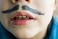 Un bigote falso y listo: cómo los niños burlan la ley de seguridad en línea más estricta del mundo