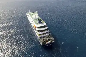 El crucero con hantavirus llegó a su fin: atracó en Róterdam y comenzó su desinfección