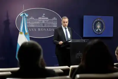 Adorni esquivó preguntas en la sala de prensa y la Justicia sigue presionando