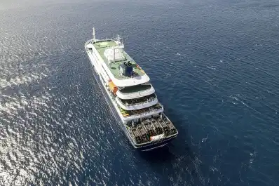 El barco del hantavirus arribará a las islas Canarias