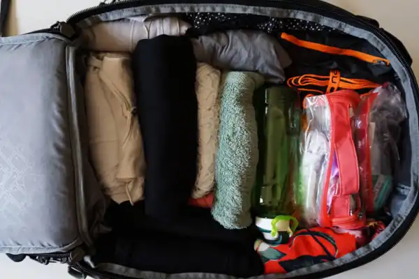 Fin del carry on en Aerolíneas: cómo viajar con solo con una mochila de 3 kg sin olvidarte de nada