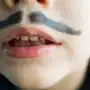 Un bigote falso y listo: cómo los niños burlan la ley de seguridad en línea más estricta del mundo