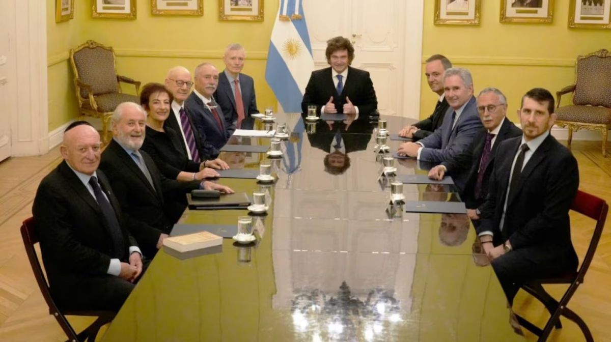 Javier Milei ratificó su apoyo a Manuel Adorni tras una declaración judicial que lo complica