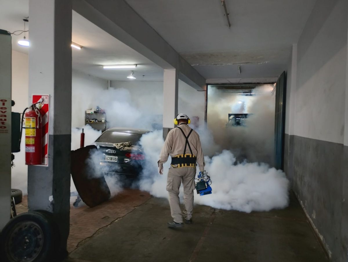 BLOQUEO. Equipos aplicaron control químico en viviendas y vehículos dentro del radio de un caso sospechoso de chikungunya.
