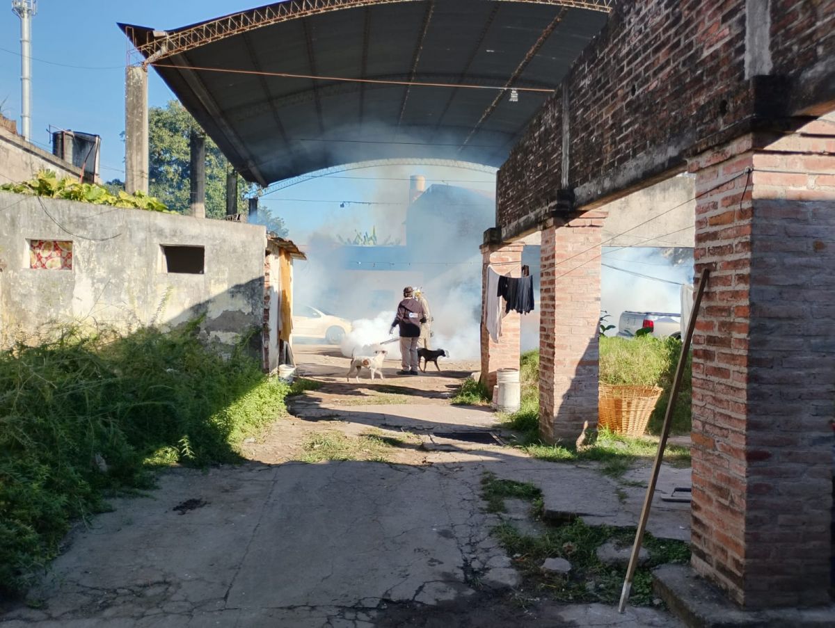 DESPLIEGUE. El operativo sanitario se extendió entre Barrio Jardín y Barrio El Bosque con acciones de fumigación y control de criaderos en el territorio.