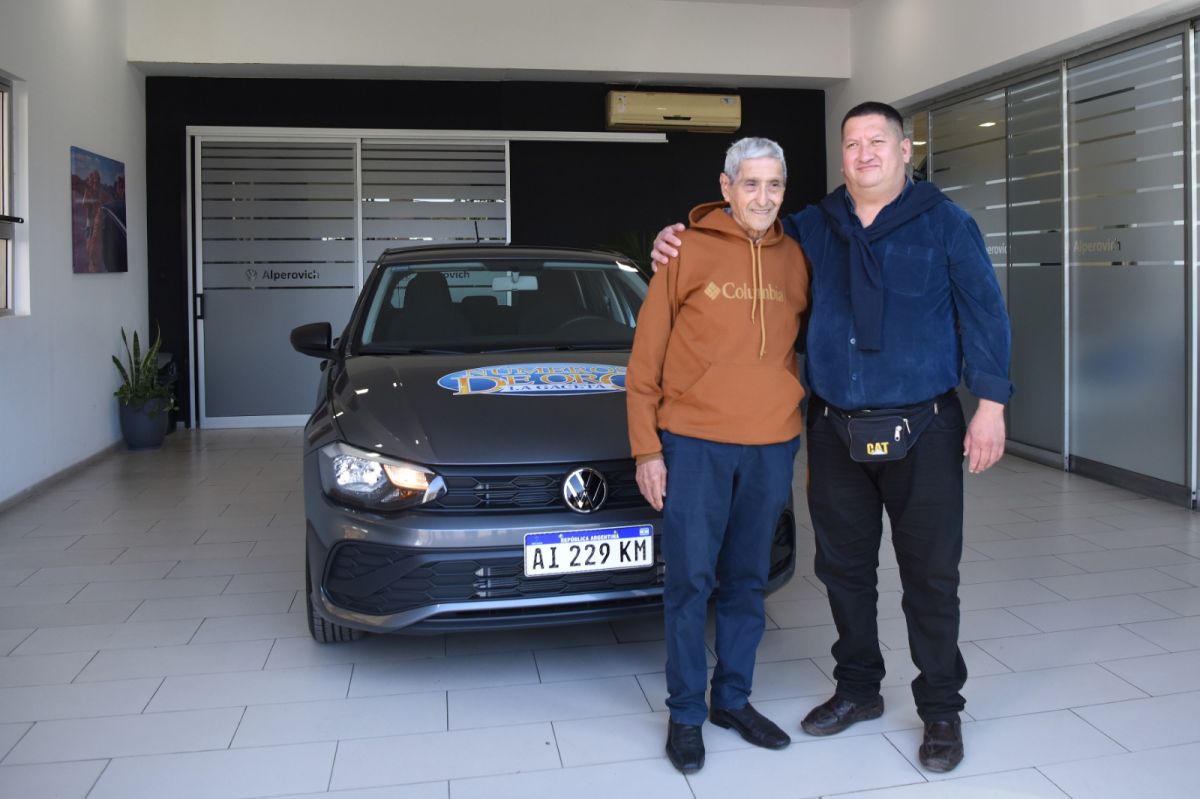 Entrega del auto 0 km, Daniel Alaniz fue el lector ganador del Volskwagen Polo Track. Fotos Analía Jramillo