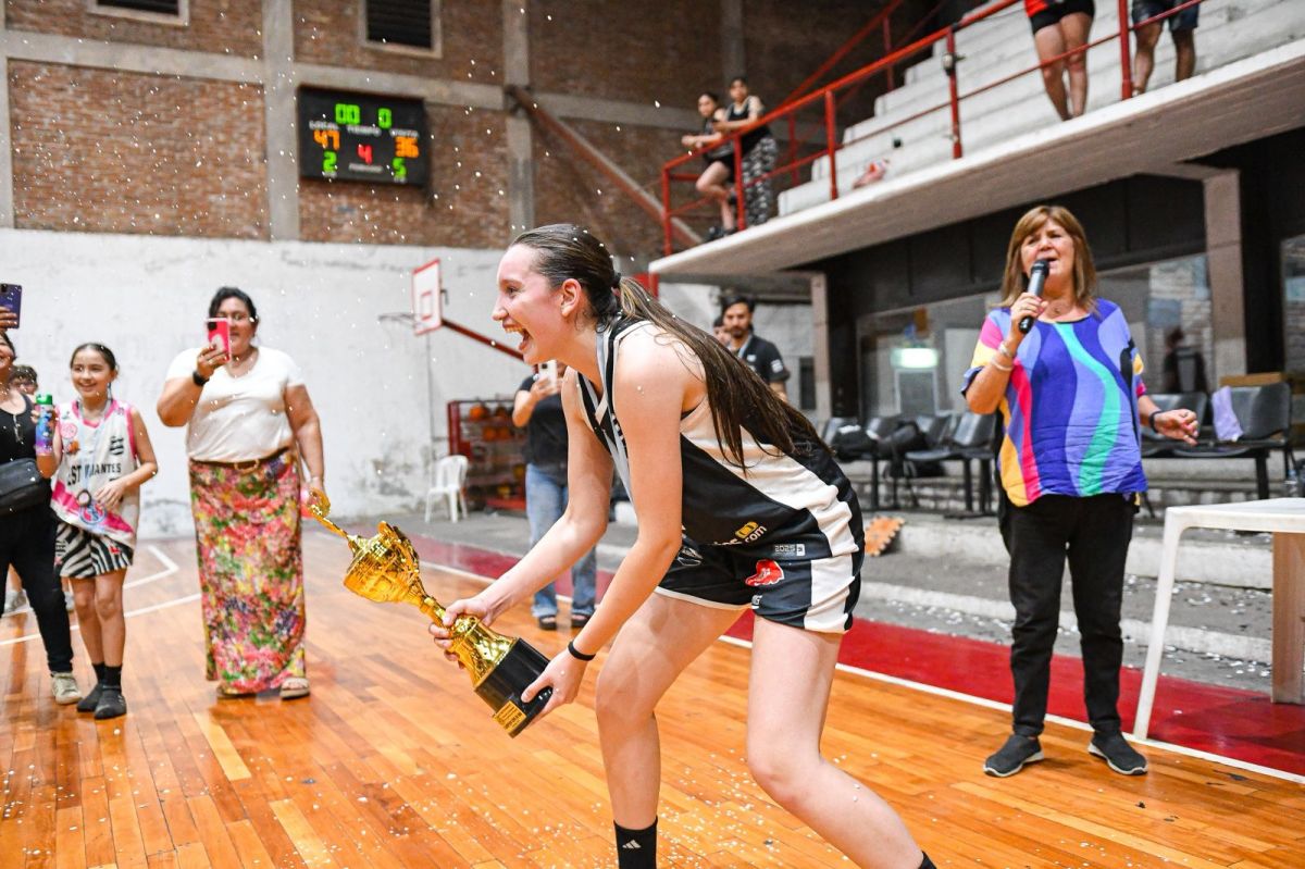 PASADO. En Estudiantes se formó, creció, aprendió a jugar y también celebró títulos.