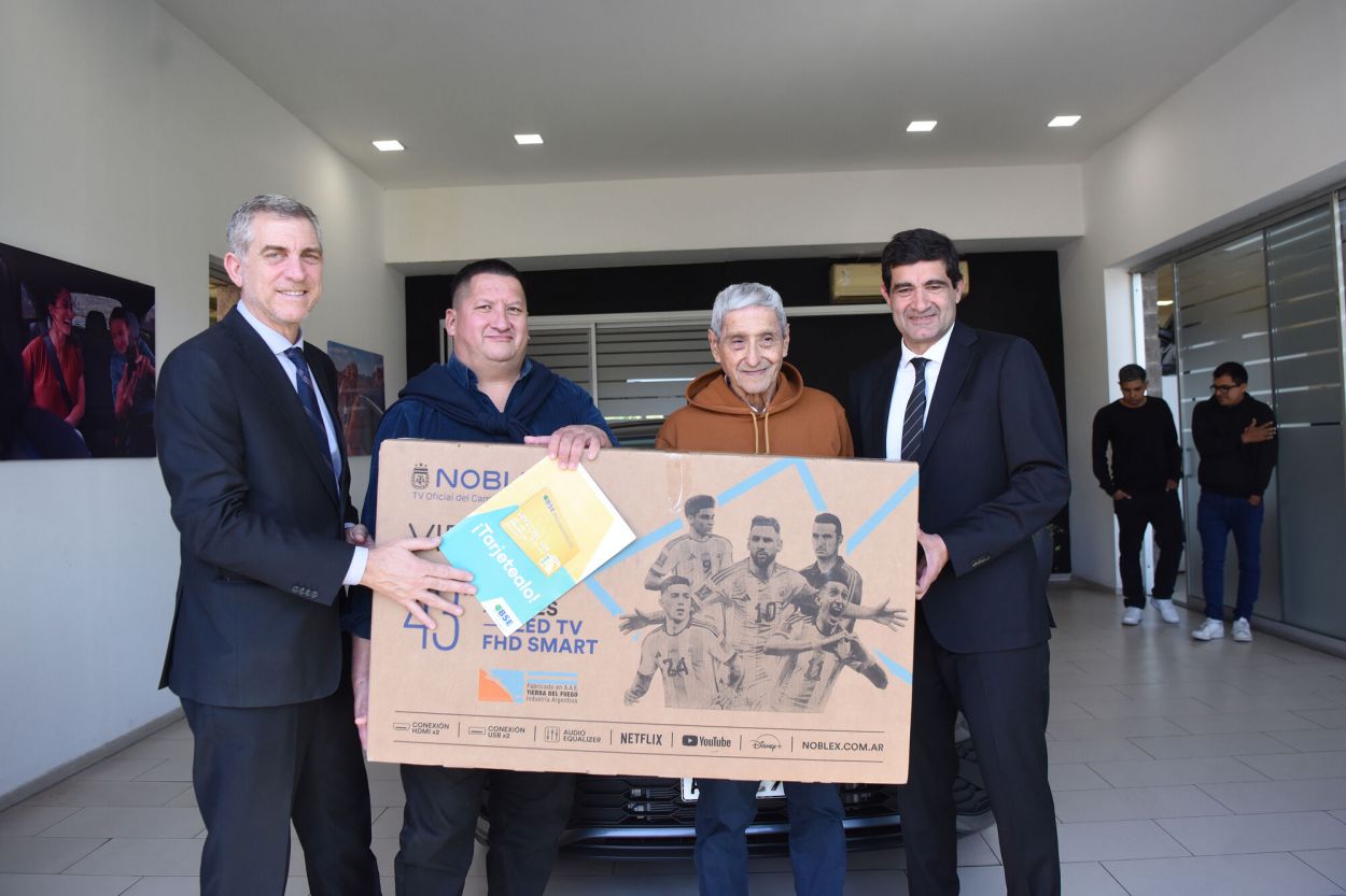 UN EXTRA. El afortunado también se llevó un televisor 43 pulgadas.