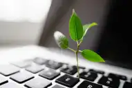 Becas tech en mayo: tres cursos gratis para formarte en programación y habilidades digitales