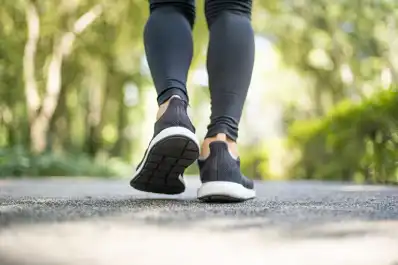 Caminar con esta frecuencia puede aliviar tu dolor de espalda, según un nuevo estudio