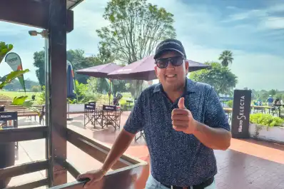 Empezó a jugar de niño, usa el golf para luchar contra el alcoholismo y sueña con dejar su huella en el Abierto del Norte