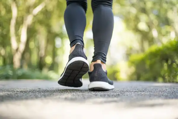 Caminar con esta frecuencia puede aliviar tu dolor de espalda, según un nuevo estudio