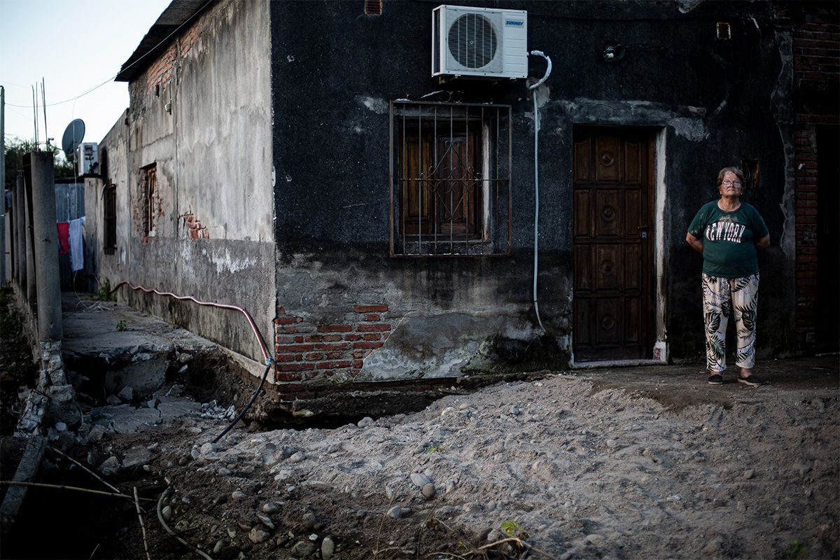 DAÑOS. En la casa de Mary Gerez, el agua no solo dejó un trazo sino que se llevó parte de los cimientos.