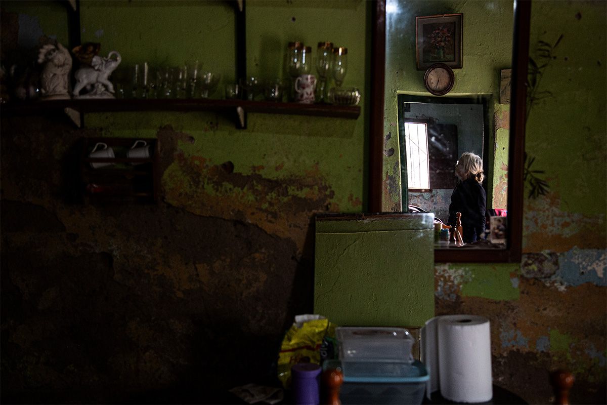 VOLVER A EMPEZAR. Patricia Molina observa consternada las paredes derruidas de su casa
