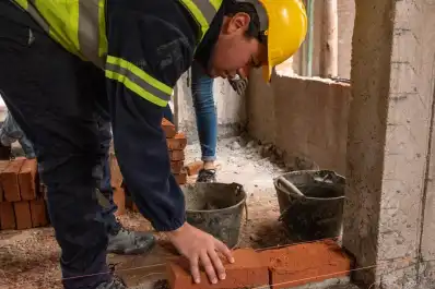 ¿Cuánto gana un trabajador de la construcción en mayo 2026? Guía completa de sueldos y adicionales