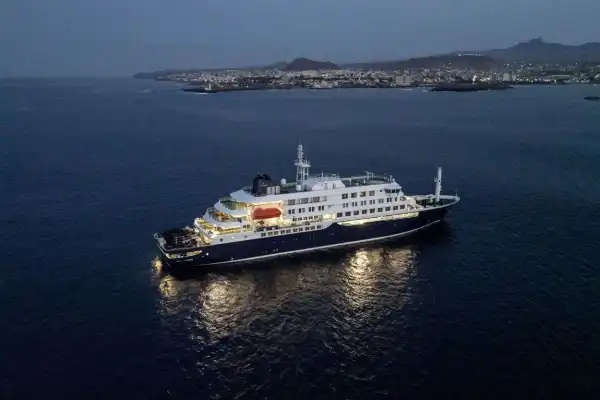 El barco con hantavirus partió a las islas Canarias