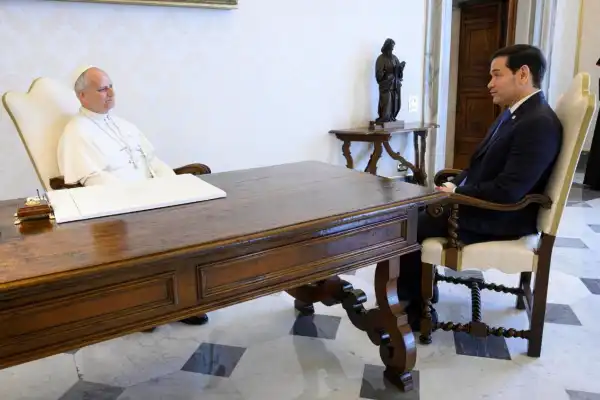 León XIV recibió a Marco Rubio en el Vaticano y llamó a trabajar incansablemente por la paz