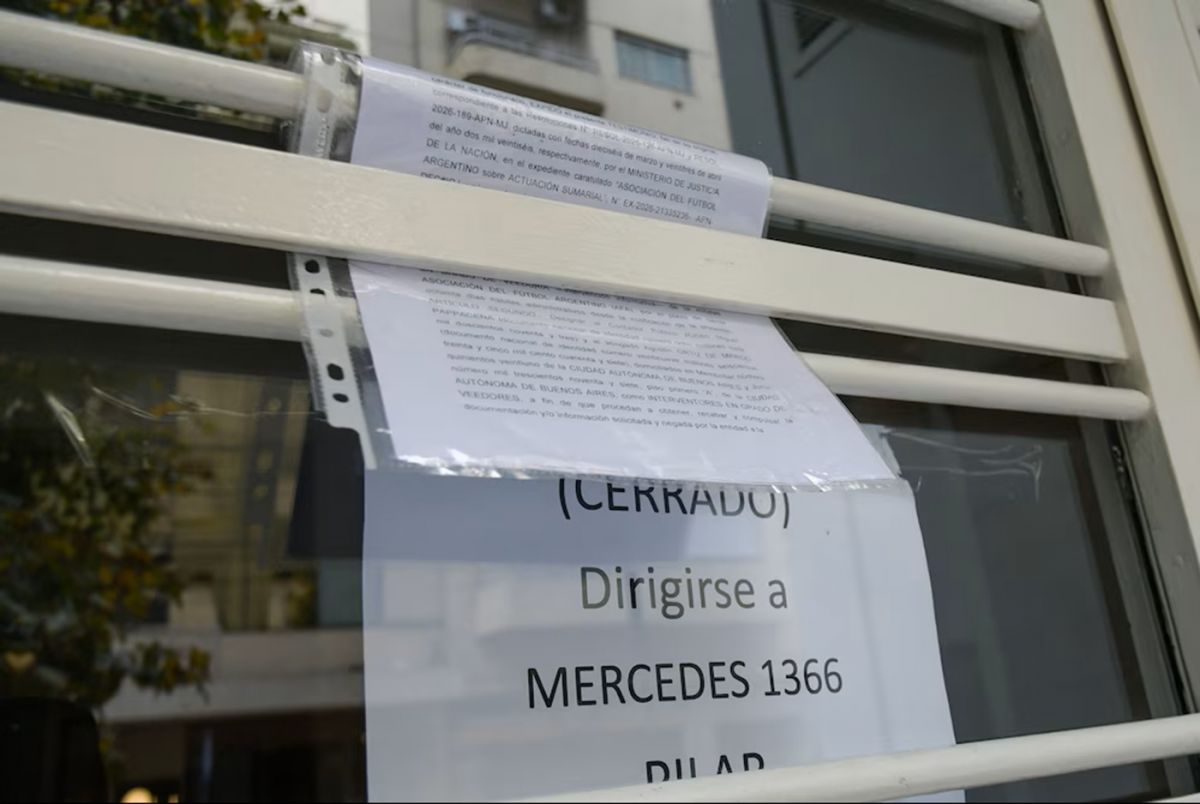 Escándalo en la AFA: los veedores no pudieron entrar a la sede y dejaron el pedido bajo la puerta