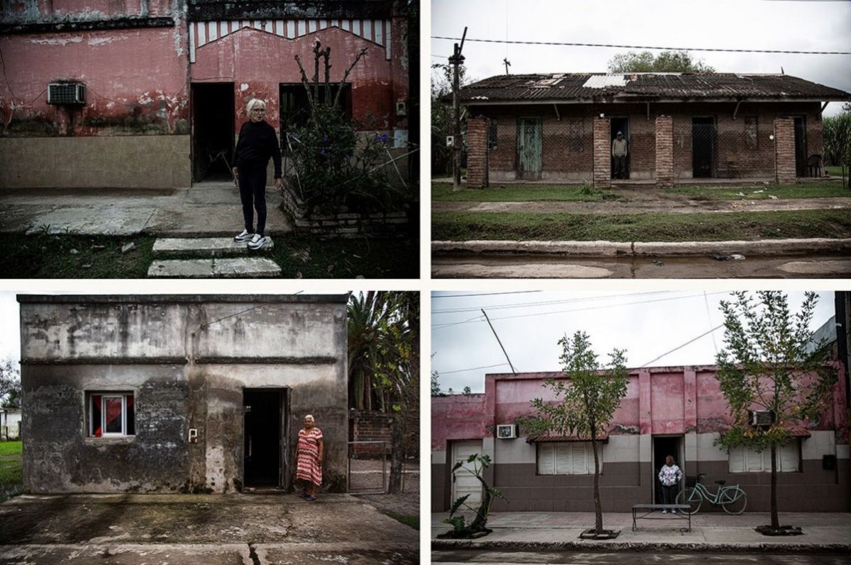 REPETICIÓN. Vecinos de La Madrid frente a las fachadas de sus casas marcadas por el agua de las inundaciones.