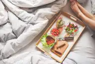 Qué cenar para dormir mejor, según la ciencia: hidratos, pescado azul y aceite de oliva