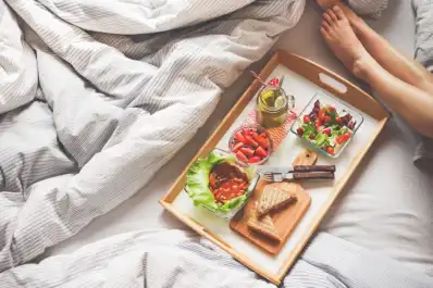 Qué cenar para dormir mejor, según la ciencia: hidratos, pescado azul y aceite de oliva