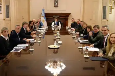 Tensa reunión de Gabinete: Javier y Karina Milei volvieron a respaldar a Adorni